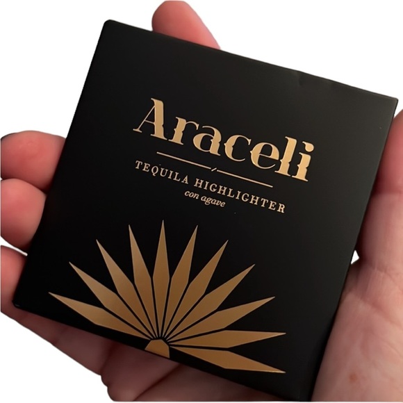 Araceli beauty - REPOSADO
TEQUILA HIGHLIGHTER with Agave - Picture 3 of 5